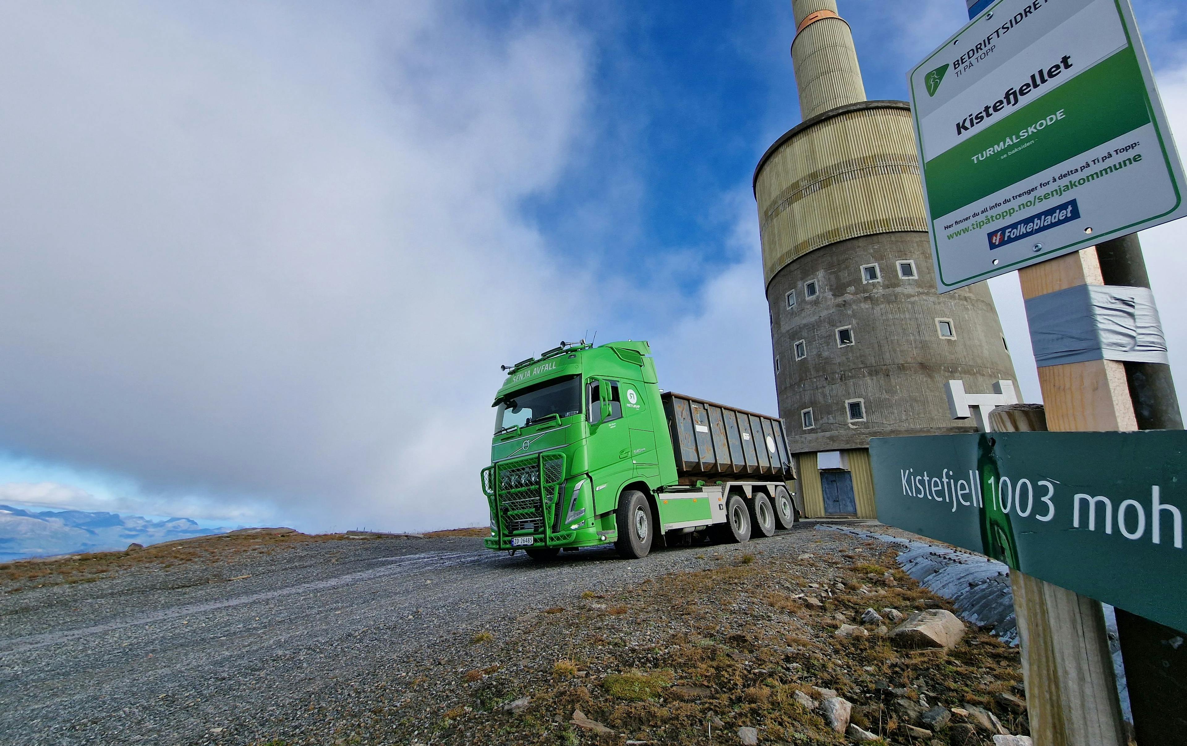 Senja avfall, grønn lastebil på fjellet